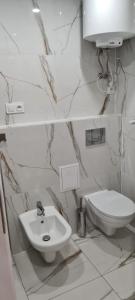 bagno bianco con lavandino e servizi igienici di Neu Schweizerhaus 29 a Karpacz