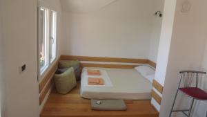 ein kleines Zimmer mit einem Bett und einem Fenster in der Unterkunft Villa Bianca Karin in Gornji Karin