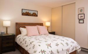 Ein Bett oder Betten in einem Zimmer der Unterkunft Indian Springs 2415 - 3 Bedroom with Elkhorn Resort Amenities