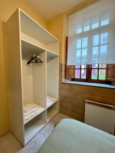 - une chambre avec un lit et une fenêtre dans l'établissement Parada do Camiño de Santiago, à Betanzos