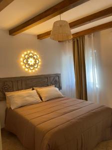 Un dormitorio con una cama grande y una lámpara de araña. en Trullo Santa Lucia, en Cisternino