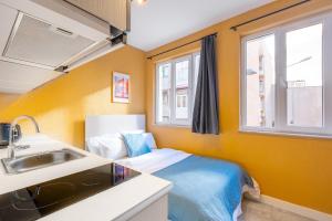 een kleine kamer met een bed en een wastafel bij Central Furnished Studio 5 min to Coast in Fatih in Istanbul