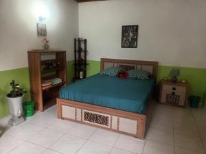1 dormitorio con 1 cama en una habitación con paredes verdes en Lovely FLowers in Mount Lavinia, en Mount Lavinia