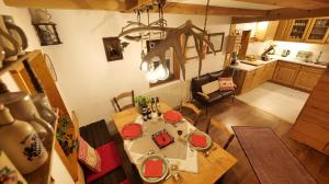 an overhead view of a dining room and kitchen with a table at Rosi´s Häusle Schwarzwald / Terasse mit Garten in Winzeln