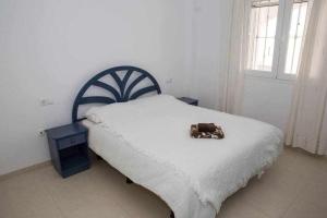 un lit avec un porte-monnaie installé au-dessus dans l'établissement Apartamento en zona tranquila y cercano a playas, à Mojácar