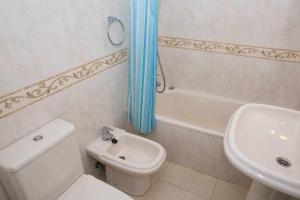 La salle de bains est pourvue de toilettes blanches et d'un lavabo. dans l'établissement Apartamento en zona tranquila y cercano a playas, à Mojácar
