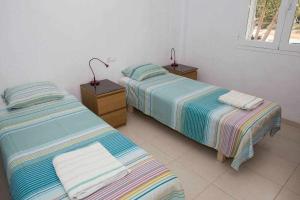 2 camas individuales en una habitación con ventana en Apartamento ubicado en complejo Oasis del Mar, en Mojácar