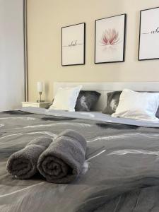 - une chambre avec un lit et des serviettes dans l'établissement Lumos, à Sombor