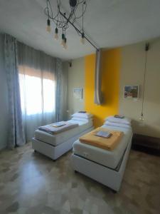 3 posti letto in una camera con finestra di Zeljko's luxury hostel a Vicenza