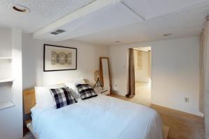 1 dormitorio con 1 cama blanca grande y 2 almohadas en Sumner 2br w parking nr parks schools markets SEA-684, en Puyallup