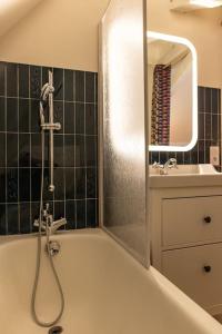 Un baño de Duplex avec patio - Quartier historique 11 fotos más