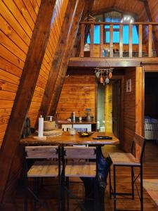a kitchen with a table and chairs in a cabin at Doa Bungalov & Tiny House in Sapanca