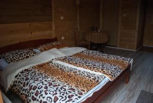 łóżko w pokoju z lampartem w obiekcie Hostel Fortuna w mieście Banja Luka