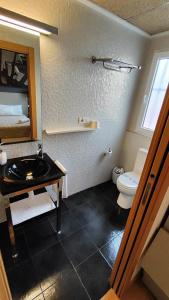 uma casa de banho com um lavatório e um WC em Hello Villarreal Suites em Villareal