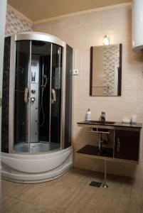 W łazience znajduje się prysznic, umywalka i lustro. w obiekcie Hostel Fortuna w mieście Banja Luka
