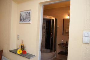 W pokoju znajduje się łazienka z umywalką i toaletą. w obiekcie Hostel Fortuna w mieście Banja Luka