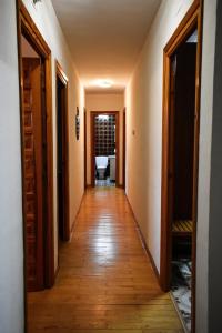 - un couloir dans une maison dotée de parquet et de portes dans l'établissement Mirador Alegre, à El Burgo de Osma