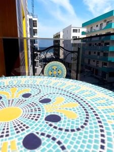 une table avec un sol en mosaïque sur un balcon dans l'établissement Seaside Apartments Mamaia Nord, à Mamaia Nord – Năvodari