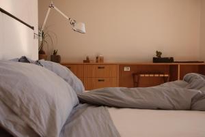 マンチャーノにあるPoggio Cagnanoのベッドルーム1室(ランプとドレッサー付きのベッド1台付)