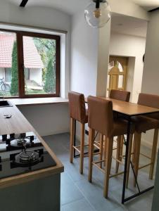 eine Küche mit Tisch und Stühlen und einem Herd in der Unterkunft Altstadt House in Braşov