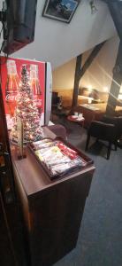 ein Wohnzimmer mit einem Weihnachtsbaum auf einem Tisch in der Unterkunft Hotel style rooms & restaurant Pirocanac in Pirot