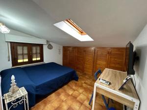 - une chambre avec un lit bleu et une table dans l'établissement Tra il Mare e il centro di Viareggio - Casa Lilla, à Viareggio