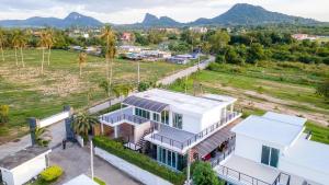 Cảnh núi rừng hoặc tầm nhìn ra núi từ biệt thự