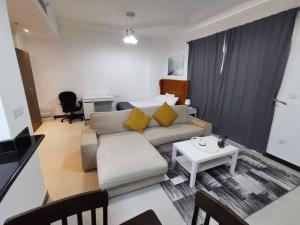 Area soggiorno di Lovely spacious studio with new branded furniture