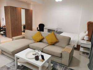 Zona d'estar a Lovely spacious studio with new branded furniture