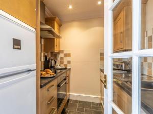 A kitchen or kitchenette at 2 Bed in Croyde 87755