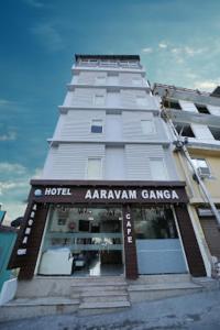 ein hotelarmaarmaarmaarmaarma-Gebäude mit einem Schild darauf in der Unterkunft Aaravam Ganga Boutique Hotel , Rishikesh in Rishikesh