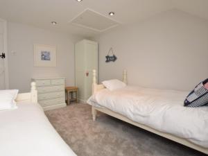 2 Betten in einem Schlafzimmer mit weißen Wänden in der Unterkunft 3 bed in Bamburgh 87918 in Bamburgh