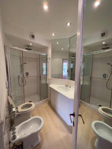 baño con 2 lavabos, ducha y 2 aseos en Suite del Mascherino, en Monte Argentario