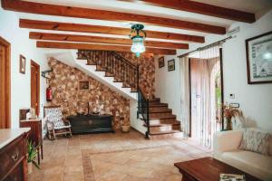 una sala de estar con una escalera en una casa en Agroturisme Son Barceló Mas, en Campos