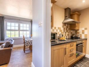 A kitchen or kitchenette at 2 Bed in Croyde 87751