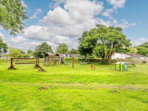 um parque com um parque infantil num campo verde em 2 Bed in Whitsand Bay 88309 em Landrake