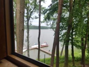 伊拉華的住宿－Ośrodek Krasnal Makowo，从窗户可欣赏到湖景