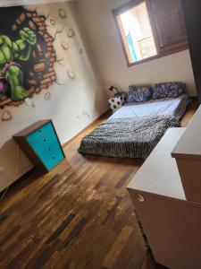 um quarto com duas camas e um computador portátil em Casa tranquila parece interior bem localizada. em Osasco