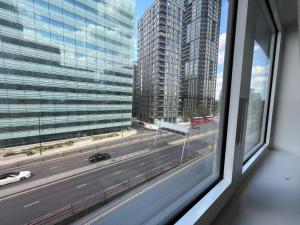 una ventana con vistas a la autopista y a los edificios en Trendy apartment in Croydon central en Croydon