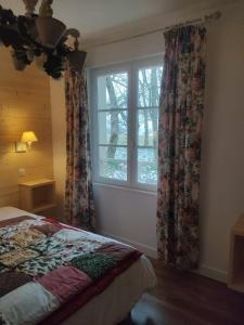 1 dormitorio con cama y ventana en La Frênaie, en Saint-Cyr-sur-le-Rhône