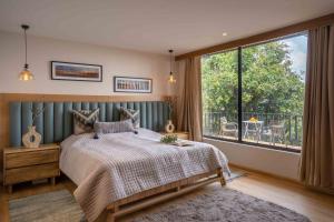 Ein Bett oder Betten in einem Zimmer der Unterkunft Lohonostays Avalon Suites