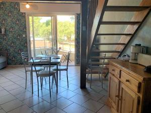 Kuchyňa alebo kuchynka v ubytovaní La Palmyre - APPARTEMENT au cœur du centre - résidence AGATHEA - BALCON