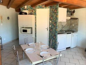 Kuchyňa alebo kuchynka v ubytovaní La Palmyre - APPARTEMENT au cœur du centre - résidence AGATHEA - BALCON + 14 fotografií