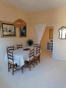una sala da pranzo con tavolo e sedie di Luminoso Appartamento A 80 Metri dal Mare a Terracina