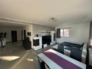 TV a/nebo společenská místnost v ubytování city apartment