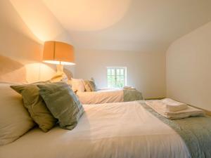 een slaapkamer met 2 bedden en een raam bij 3 Bed in Buttermere 88773 in Buttermere