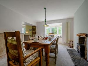 cocina y comedor con mesa de madera y sillas en 3 bed property in Cunsey Lake District 88769, en Far Sawrey