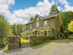 una vieja casa de piedra a un lado de la carretera en 3 bed property in Cunsey Lake District 88769, en Far Sawrey