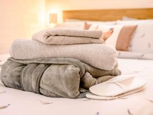 a pile of towels sitting on top of a bed at 1 Bed in Ennerdale Bridge 88672 in Frizington