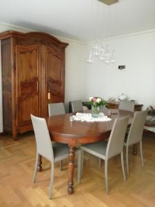 ein Esszimmer mit einem Holztisch und Stühlen in der Unterkunft "Côté nature", appartement cosy au cœur de Munster in Munster